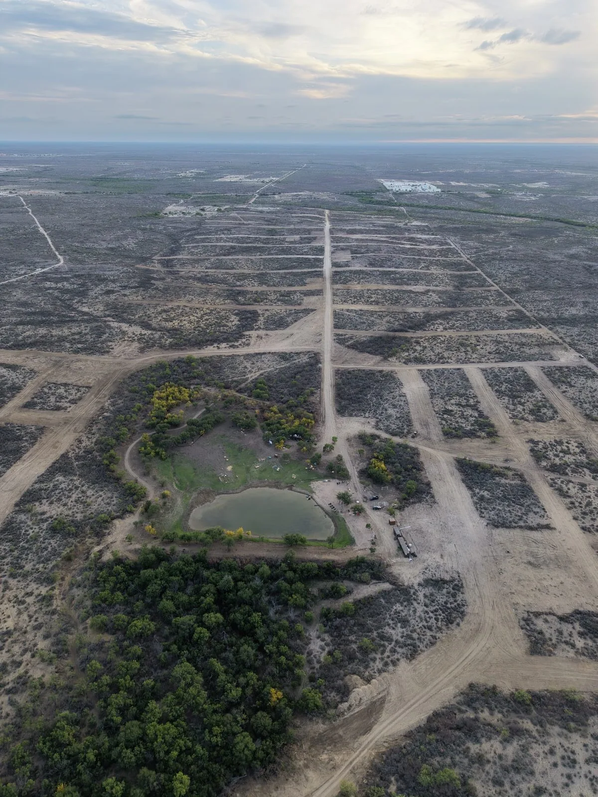 Vista aérea con lago