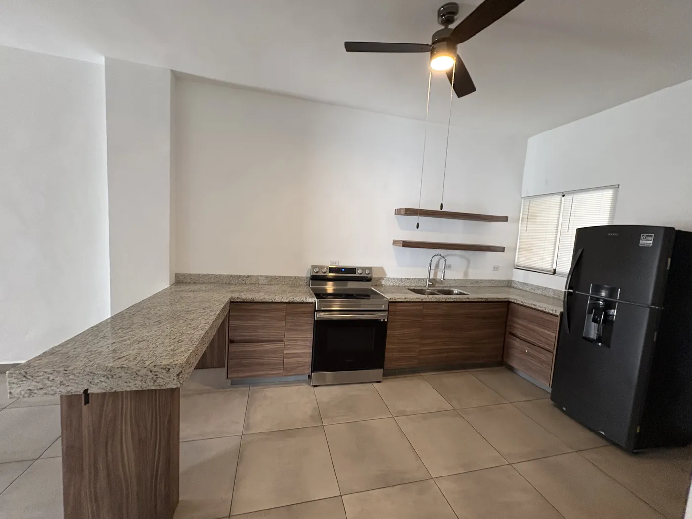Cocina con refrigerador y estufa