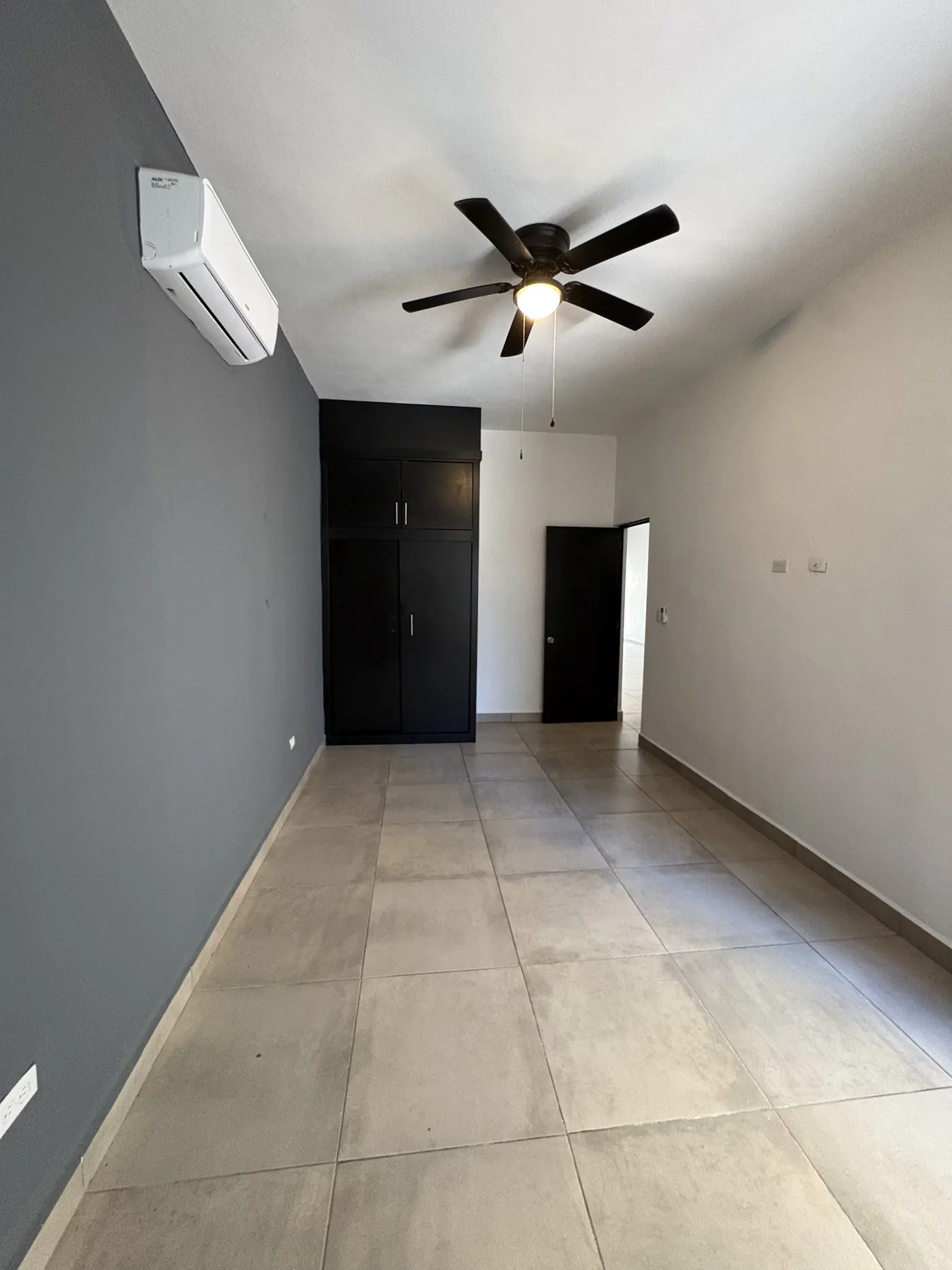Recámara con minisplit y ventilador de techo