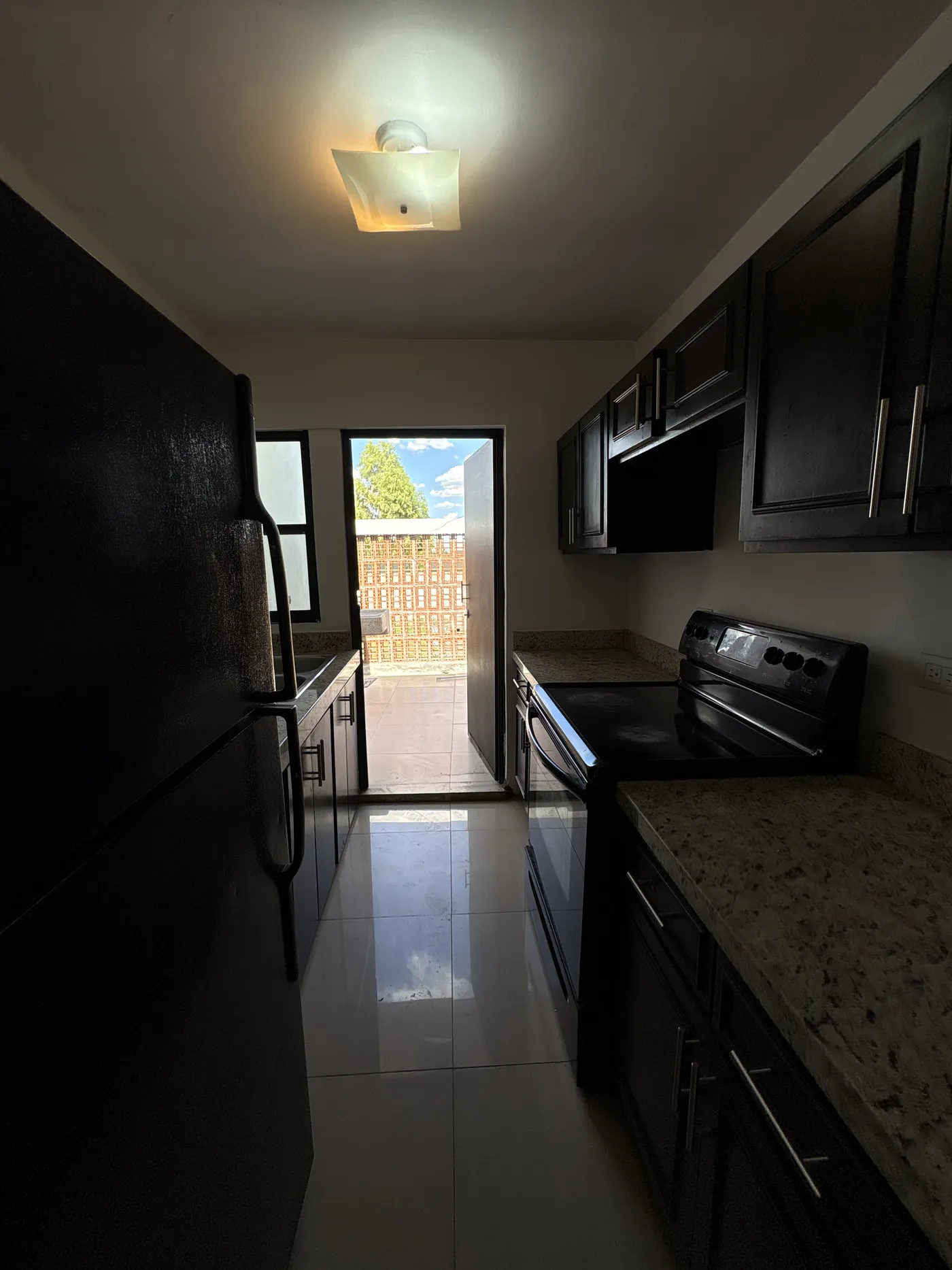 Cocina con estufa y refrigerador