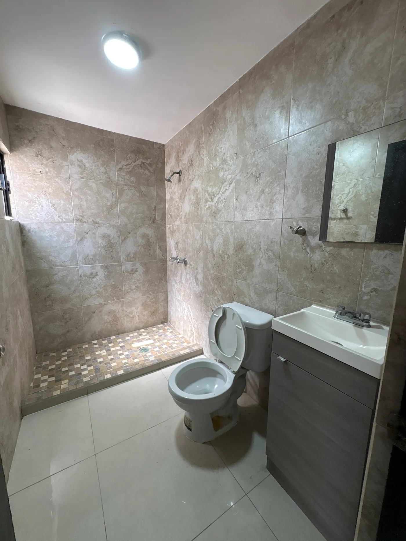 Baño completo del departamento