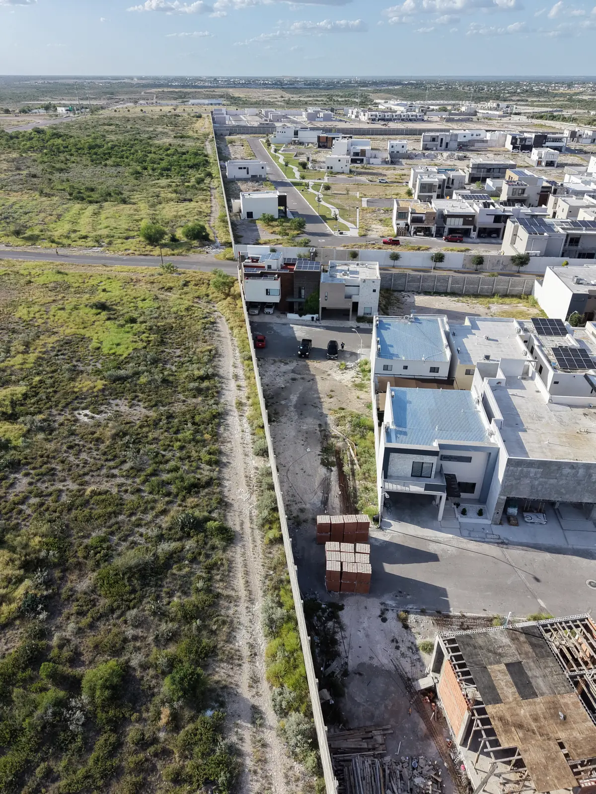 Calle del fraccionamiento La Retama y la ciudad al fondo