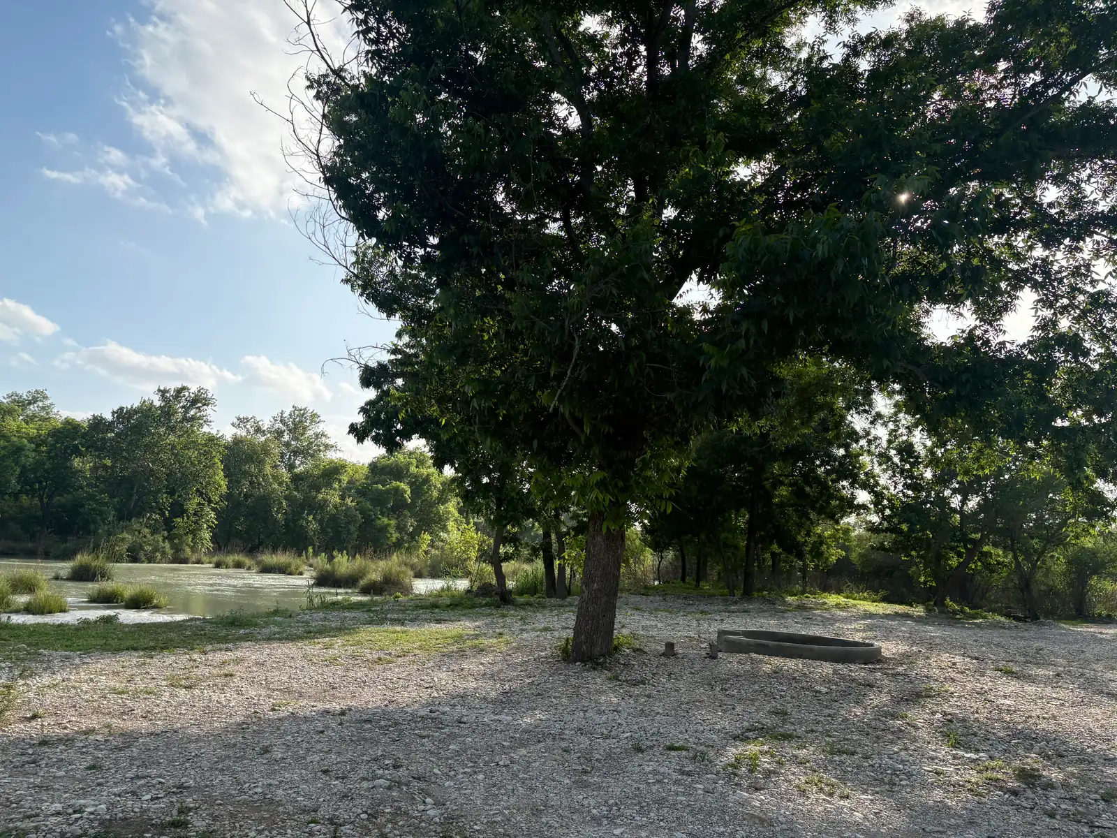 Atardecer campestre junto al río